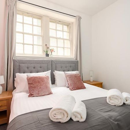 2 Bedroom Royal Mile Apartment เอดินบะระ ภายนอก รูปภาพ